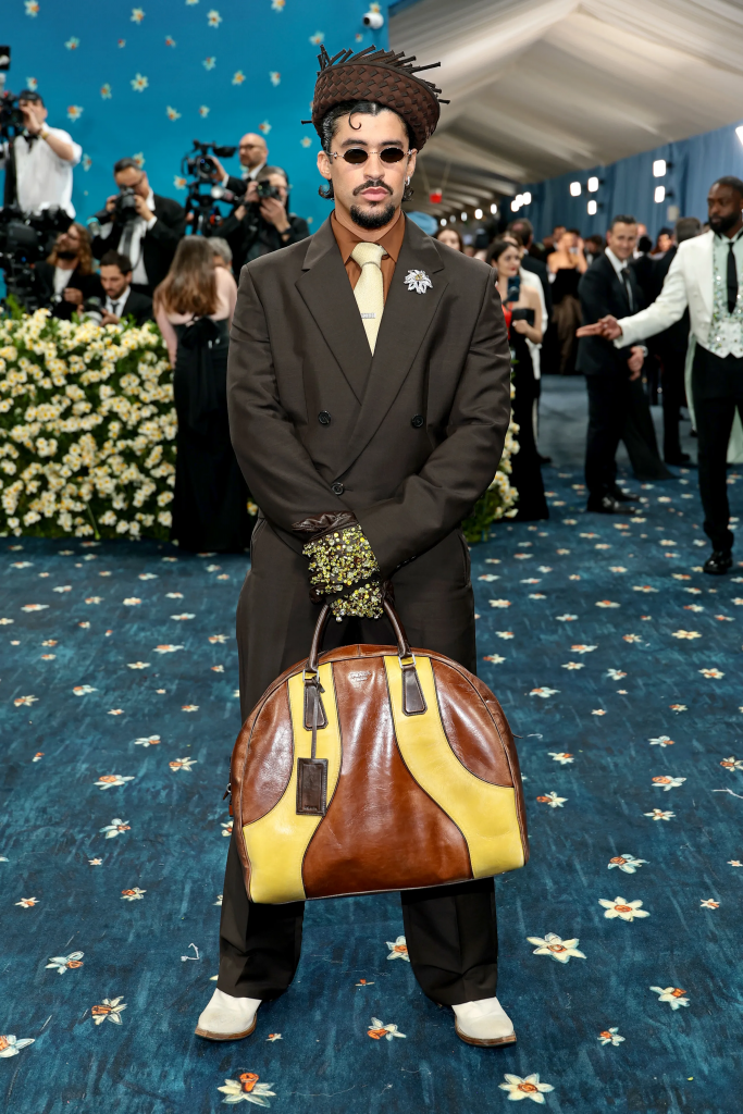 Met Gala 2025; tendances mode; Rihanna Met Gala; Zendaya Met Gala; Bad Bunny mode; Doechii Met Gala; cravate ascot; sac bowling; accessoires mode; chapeau tendance; gants élégants; mode printemps 2025; tailleur femme; inspirations Met Gala; style dandy; mode masculine; tailoring; streetwear.
