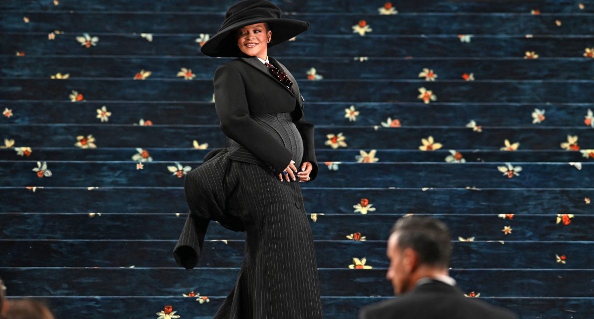 Met Gala 2025; tendances mode; Rihanna Met Gala; Zendaya Met Gala; Bad Bunny mode; Doechii Met Gala; cravate ascot; sac bowling; accessoires mode; chapeau tendance; gants élégants; mode printemps 2025; tailleur femme; inspirations Met Gala; style dandy; mode masculine; tailoring; streetwear.