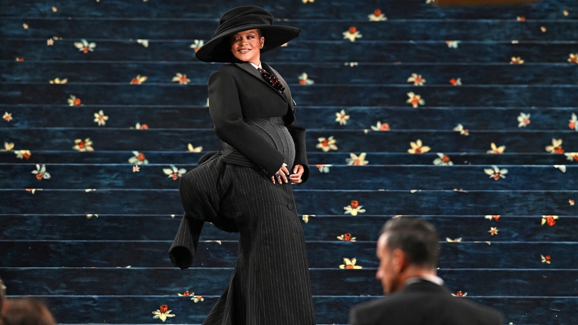 Met Gala 2025; tendances mode; Rihanna Met Gala; Zendaya Met Gala; Bad Bunny mode; Doechii Met Gala; cravate ascot; sac bowling; accessoires mode; chapeau tendance; gants élégants; mode printemps 2025; tailleur femme; inspirations Met Gala; style dandy; mode masculine; tailoring; streetwear.