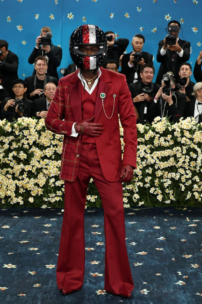 Met Gala 2025; tendances mode; Rihanna Met Gala; Zendaya Met Gala; Bad Bunny mode; Doechii Met Gala; cravate ascot; sac bowling; accessoires mode; chapeau tendance; gants élégants; mode printemps 2025; tailleur femme; inspirations Met Gala; style dandy; mode masculine; tailoring; streetwear.