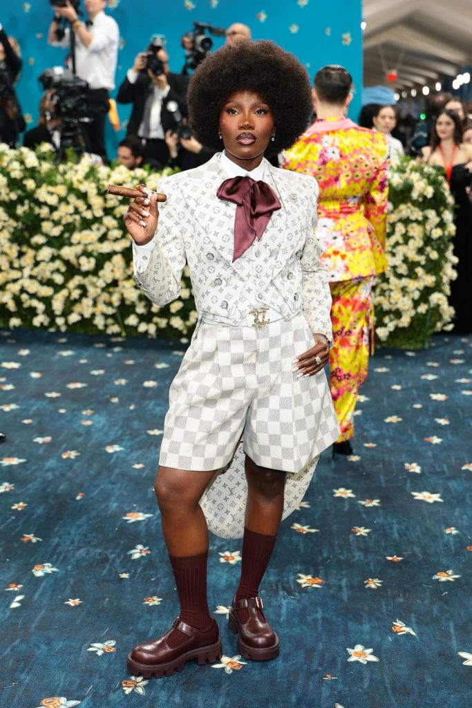 Met Gala 2025; tendances mode; Rihanna Met Gala; Zendaya Met Gala; Bad Bunny mode; Doechii Met Gala; cravate ascot; sac bowling; accessoires mode; chapeau tendance; gants élégants; mode printemps 2025; tailleur femme; inspirations Met Gala; style dandy; mode masculine; tailoring; streetwear.