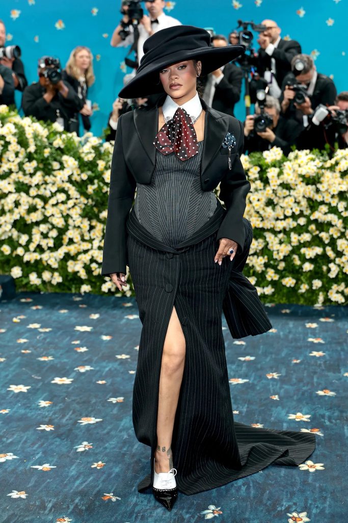 Met Gala 2025; tendances mode; Rihanna Met Gala; Zendaya Met Gala; Bad Bunny mode; Doechii Met Gala; cravate ascot; sac bowling; accessoires mode; chapeau tendance; gants élégants; mode printemps 2025; tailleur femme; inspirations Met Gala; style dandy; mode masculine; tailoring; streetwear.