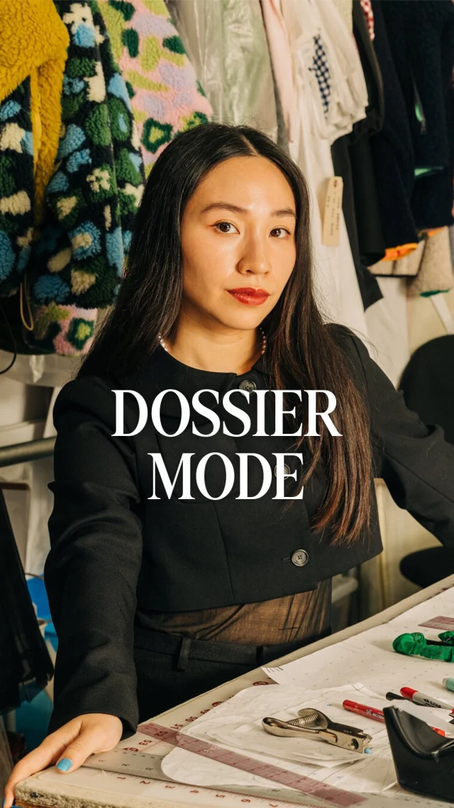 Si @miumiu a suivi la tendance du balletcore pendant quelque temps, la new-yorkaise @sandyliang a souvent trouvé ses inspirations dans l’univers de la danse et des éléments coquets pour parfaire ses collections ! 🩰

C’est d’ailleurs elle qui a remis au goût du jour la célèbre Mary Jane, genèse de ses collaborations actuelles avec @salomon ! 👟

Dites-nous en commentaire quel designer souhaiteriez-vous découvrir ! 🔥

#sharethesneakerspirit #dossiermode #sandyliang