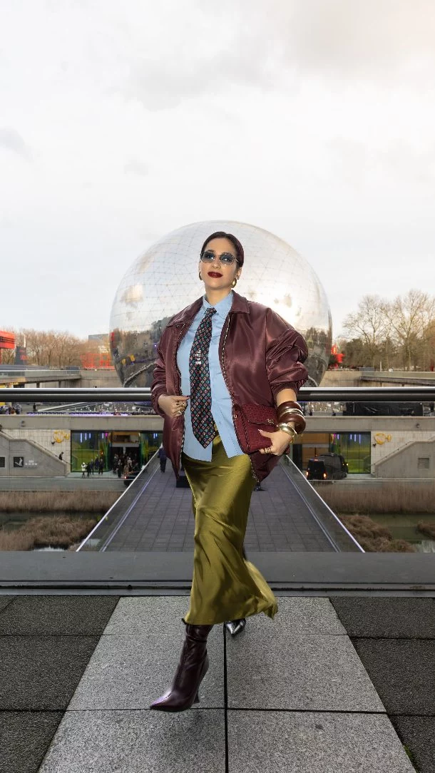Toute la semaine dernière, on a suivi Samia, @theslstory, dans sa course effrénée des shows et coulisses de la Paris Fashion Week Fall-Winter 2025.🔥

Hier, elle nous a embarqués pour une journée en immersion totale, nous faisant vivre les défilés de @vautrait, @shiatzychen ou encore @pierrecardin – qui, soyons honnêtes, nous en a mis plein la vue ! 🪩

Retour en images et décryptage des tendances à venir pour la saison automne-hiver. ✨

Crédits photo : @joekachephoto

#sharethesneakerspirit #pfwfw25 #parisfashionweek