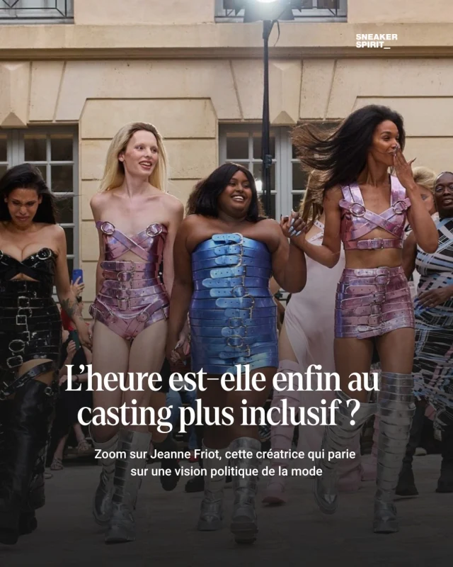 Entre Fashion Week et Pride, le mois de juin a été chargé de symboles. Jeanne Friot, fidèle à sa vision politique de la mode, s’en est emparé avec force. 

Sa collection Printemps-Été 2026, intitulée « Résistance », affirme haut et fort son soutien à la communauté queer, à travers un défilé 100 % trans et non-binaire durant la dernière Fashion Week masculine qui avait lieu en juin, à Paris.

Au casting : des personnes bien trop souvent absentes des catwalks traditionnels. 

Sur le podium, le rose et le bleu dominaient, une référence directe au drapeau trans. Les silhouettes sont pensées comme des armures poétiques, avec des cuissardes à boucles métalliques.

Chez Jeanne Friot, la mode devient un espace de communion, un lieu où faire communauté n’est pas une posture, mais le prolongement de l’identité.

#sharethesneakerspirit #courir #castinginclusif