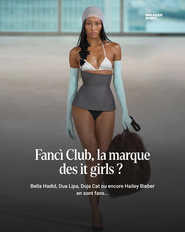 Difficile de faire plus cool.

En quelques saisons, Fancì Club est devenue la marque chouchoute des célébrités les plus suivies de la planète. Bella Hadid, Dua Lipa et Doja Cat en sont fans, tout comme Hailey Bieber ou Emma Chamberlain. Leurs looks en Fancì sont devenus viraux, propulsant la marque sur la scène mode internationale.

Parmi les pièces cultes de Fancì Club : les corsets sculpturaux, clin d’œil assumé à Jean Paul Gaultier, l’un des créateurs fétiches de Duy Tran ; les micro-jupes ornées de fleurs hyper-réalistes ; une ribambelle d’accessoires XXL parfaits pour pimper une tenue de soirée estivale. Côté chaussures, la marque joue la carte de la couleur : teintes franches ou pastels, tout est pensé pour capter les regards et marquer les esprits.

Article complet à retrouver sur le site. Lien en bio.

#sharethesneakerspirit #courir #fanciclub