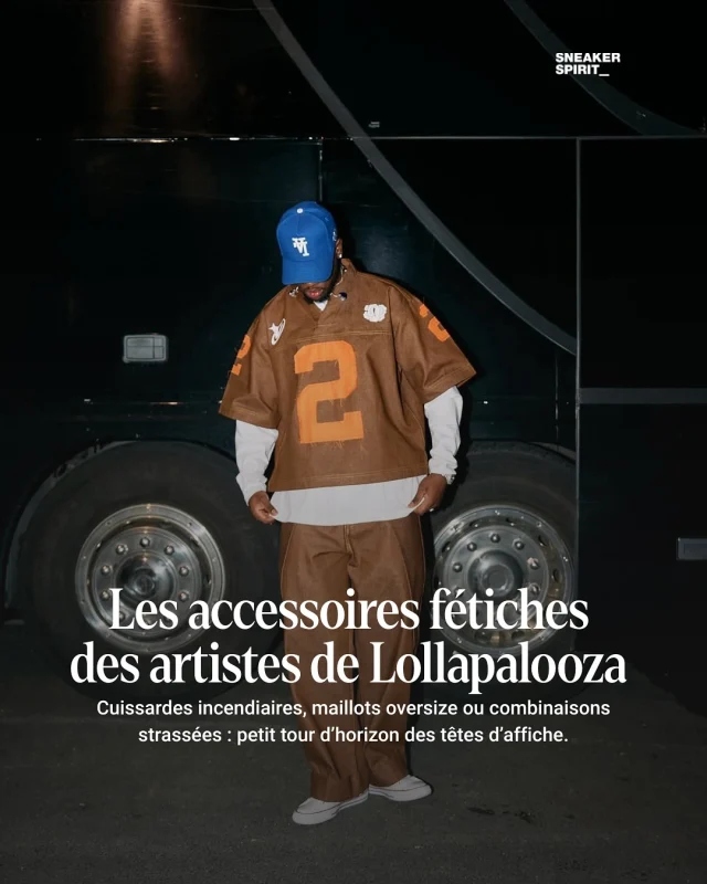 À Lollapalooza, les choix vestimentaires dépassent la simple coquetterie : ils traduisent des postures artistiques et des héritages culturels. 

Dans un monde où l’image circule aussi vite que la musique, la tenue devient un manifeste visuel — outil de distinction, de narration, parfois même de résistance.

Genezio, Franglish, Lola Young, Olivia Rodrigo, en passant par Benson Boone ou Nathy Peluso, chacun d’entre eux parient sur leur propre accessoire fétiche pour marquer leur passage sur scène :

Genezio et ses maillots comme des bannières d’appartenance, Franglish et son style inspiré des codes US avec ses maillots oversizes et ses casquettes, Olivia Rodrigo et ses micros shorts pailletés, ou encore Benson Boone, et ses silhouettes 80’s, débardeurs cropped, combinaisons à strass et bandanas.

Pour savoir ce que ces artistes veulent vraiment nous dire, rendez-vous les 18, 19 et 20 juillet à Lollapalooza Paris.

#sharethesneakerspirit #courir #lollapalooza