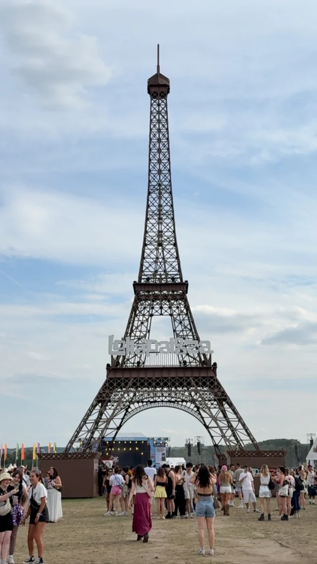 Le festival @lollapaloozafr vient d’ouvrir ses portes à l’Hippodrome de Longchamp à Paris, pour trois jours de célébration.
