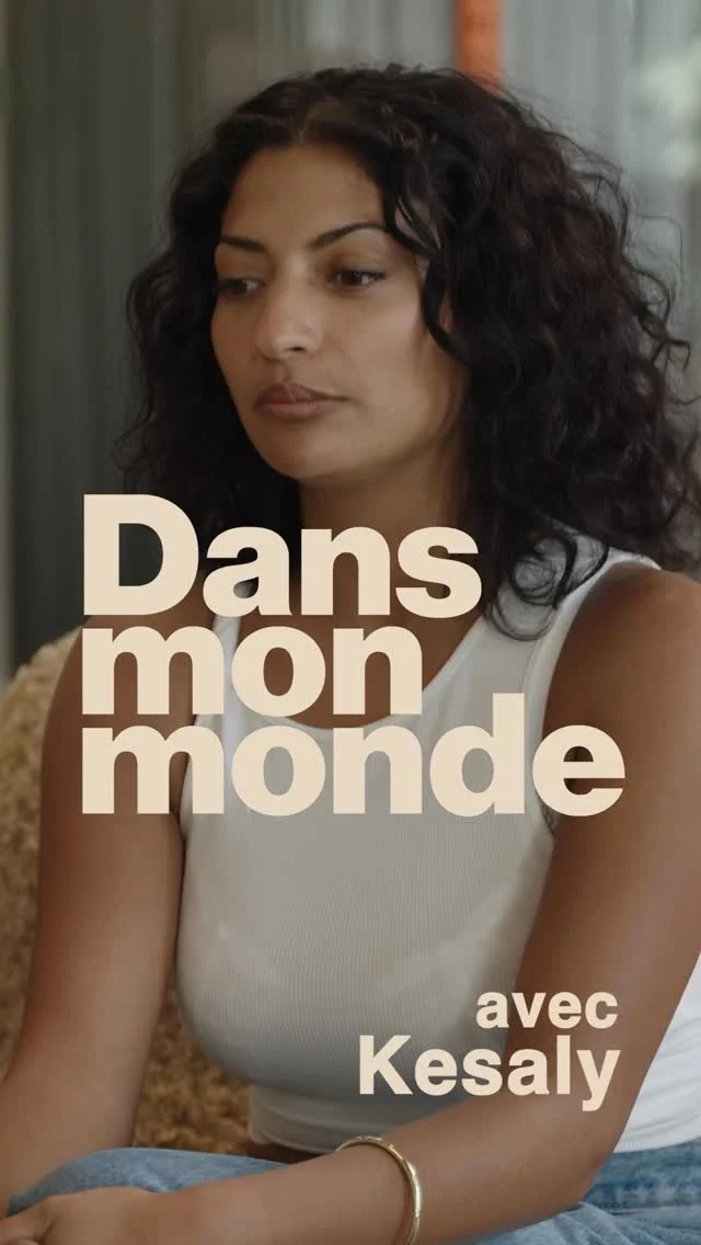 Dans Mon Monde, épisode 2, avec @kesaly, disponible dès maintenant sur la chaîne de @courir.

Aujourd’hui, Sneaker Spirit vous emmène dans l’univers singulier d’Imen, plus connue sous le nom de @kesaly.

Pour nous, elle se livre sans filtre sur ce qui a construit sa carrière : son syndrome de l’imposteur, qu’elle apprend à apprivoiser chaque jour, et Kesaly, ce personnage qu’elle a construit années après années, son alter ego, qui l’aide à s’imposer, à prendre confiance en elle, et à briller dans son métier comme dans sa vie personnelle, entre consulting et DJ sets.

Une plongée authentique dans son monde, à découvrir dès maintenant sur la chaîne YouTube de @courir. Lien en bio.

#sharethesneakerspirit #courir #dansmonmonde