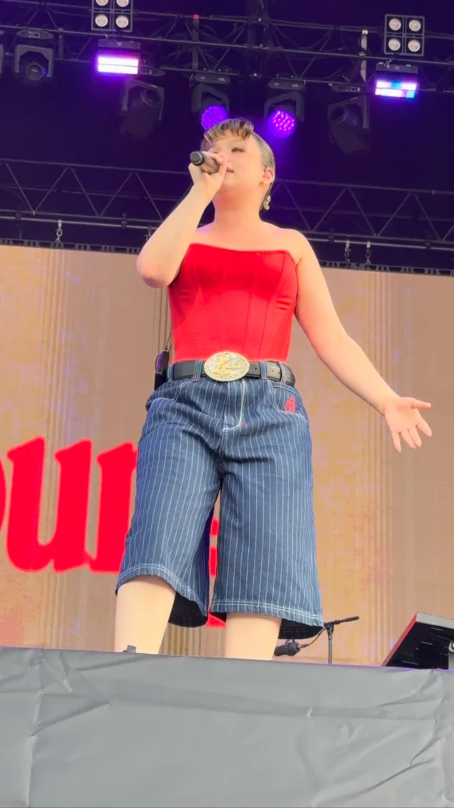 @lolayounggg arrive sur scène à @lollapaloozafr ❤️‍🔥