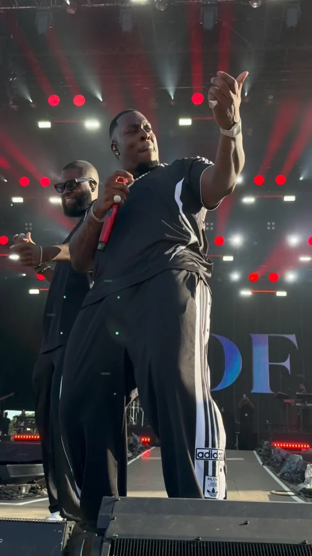 4 KAAAAAAMPÉ 🥵 

@joedwetfile clôture son passage à @lollapaloozafr avec son hymne international.